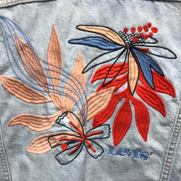 Levi’s Women’s Light wash Embroidered Trucker Jacket Size M - Picture 5 of 13